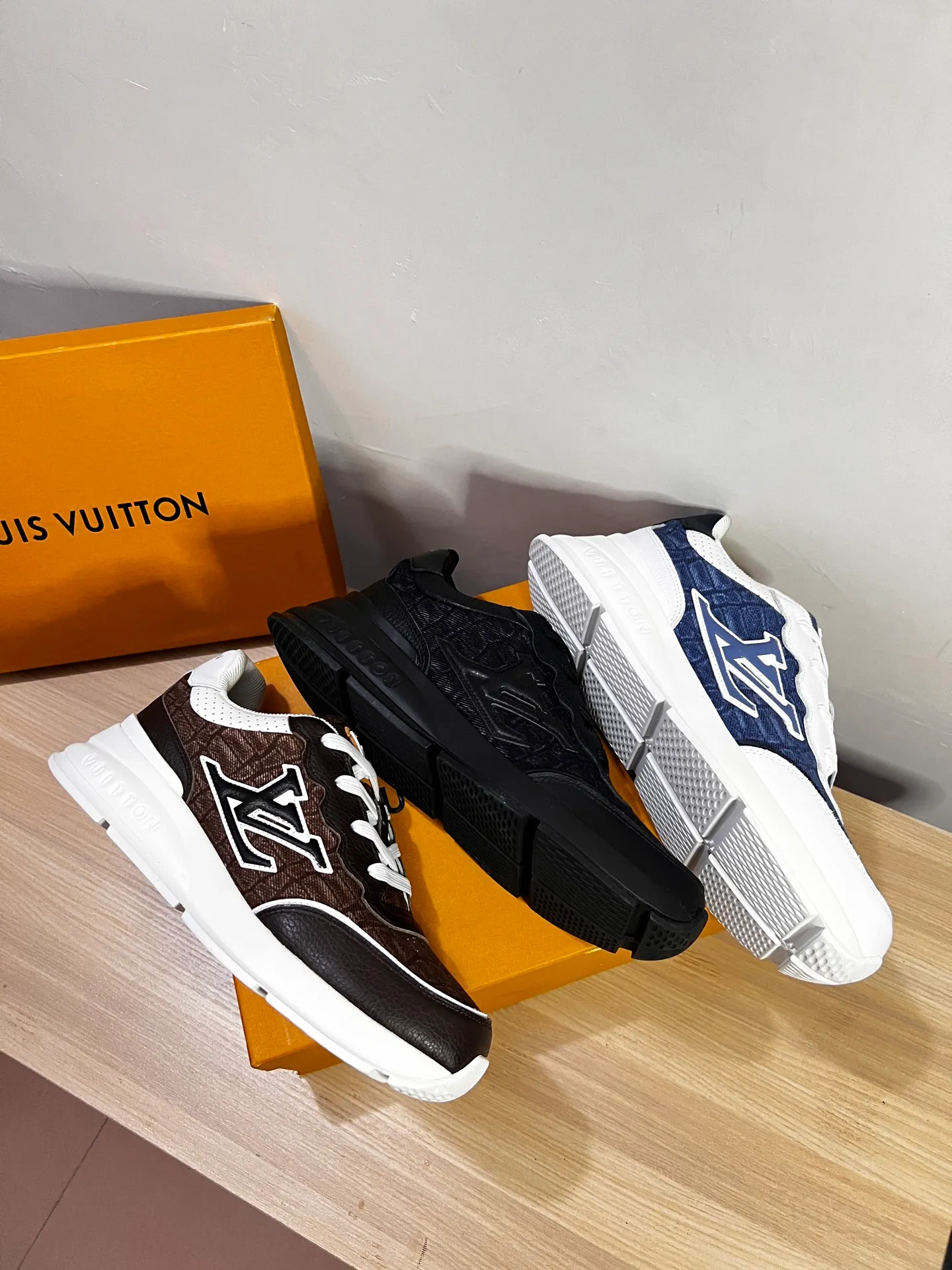 Factory price: 438💰LV men's classic casual sneakers. This sneaker is made of soft cow leather and has a classic logo. The classic logo shapes the elegant upper. The thick yet lightweight rubber outsole is embossed with the Louis Vuitton logo. The padded insole and technical lining once again upgrade the comfort experience. The calfskin lining imported from Italy is high-end and comfortable, and the original outsole is light and wear-resistant! Purely handmade, details determine quality! Size: 38-45, customized 45